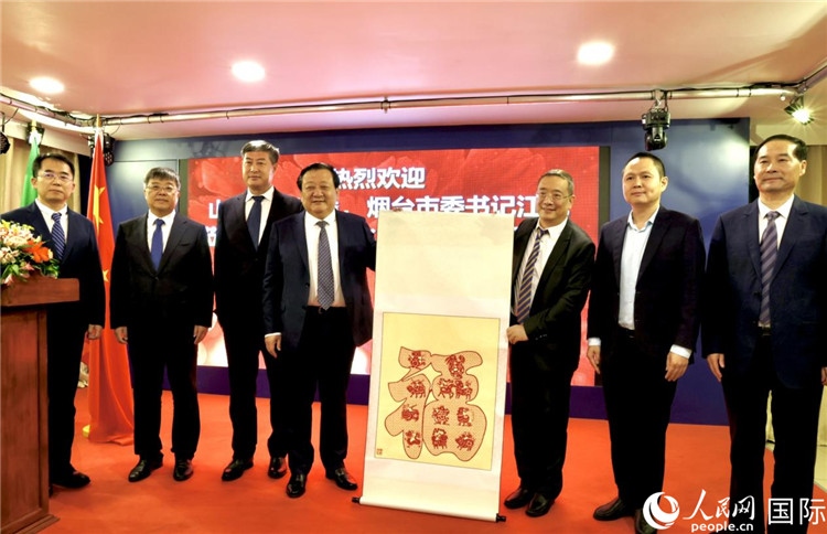 參加座談會(huì)的主要嘉賓合影留念。人民網(wǎng)記者宋亦然攝