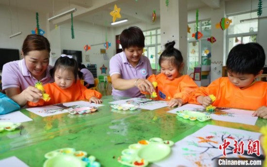 在肥西縣山南鎮(zhèn)中心幼兒園，孩子們在老師的指導下作畫。陳家樂 攝