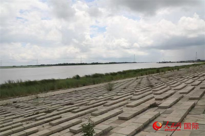 孟加拉國帕德瑪大橋河道整治工程北岸整治區(qū)域長1.5千米，南岸長11.5千米，是目前世界上規(guī)模最大的河道整治工程。人民網(wǎng)記者 孫廣勇攝