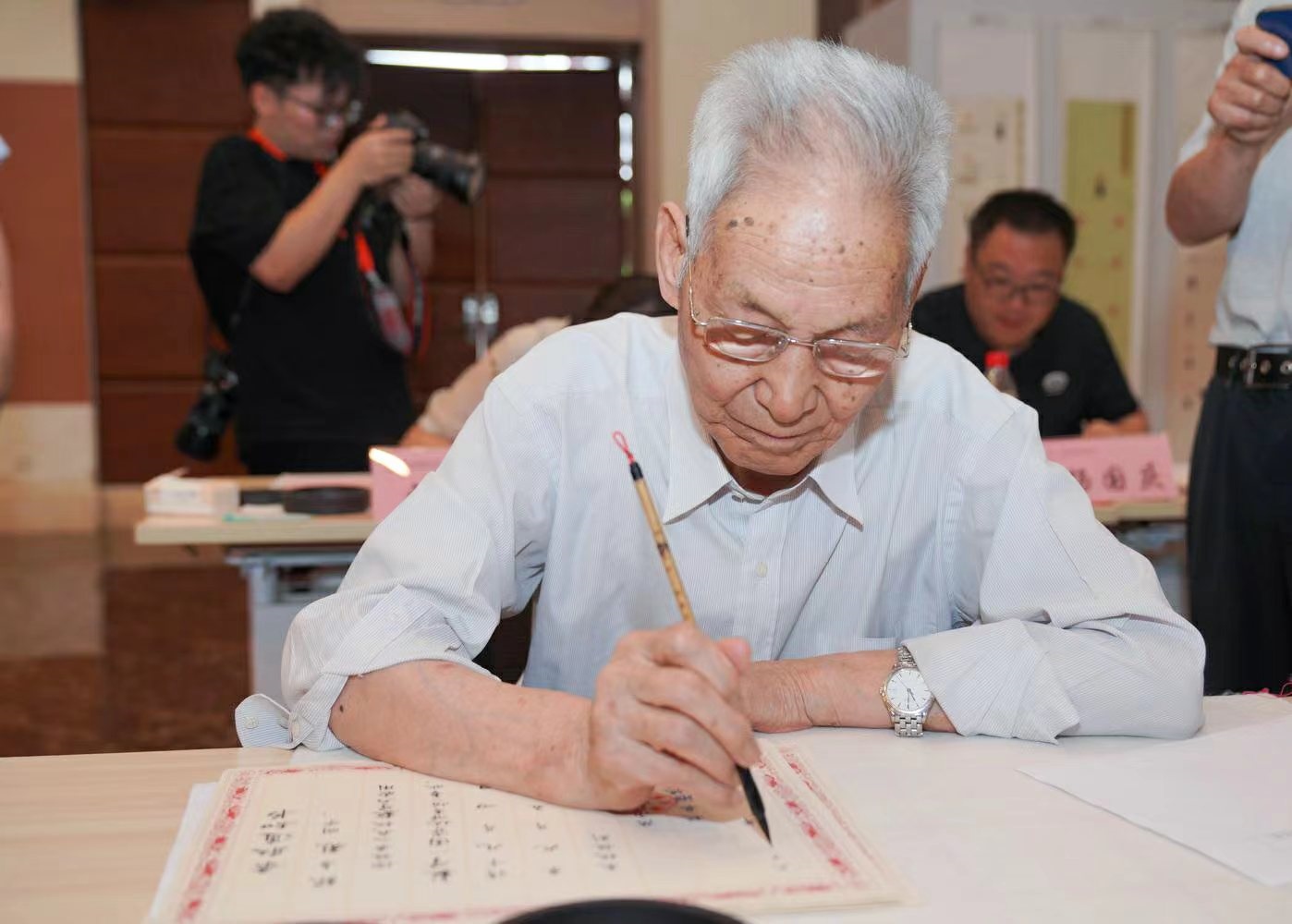 老教授們用毛筆書(shū)寫(xiě)2023級(jí)新生錄取通知書(shū)。校方供圖