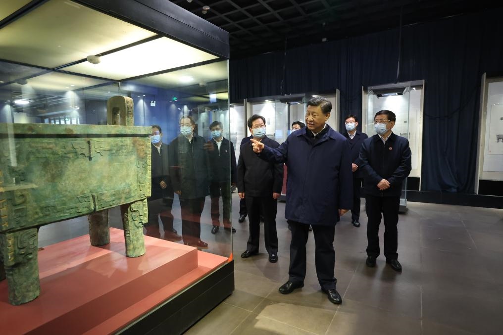 2022年10月26日至28日，中共中央總書記、國家主席、中央軍委主席習(xí)近平在陜西省延安市、河南省安陽市考察。這是28日下午，習(xí)近平在安陽市殷墟博物館考察。新華社記者 鞠鵬 攝