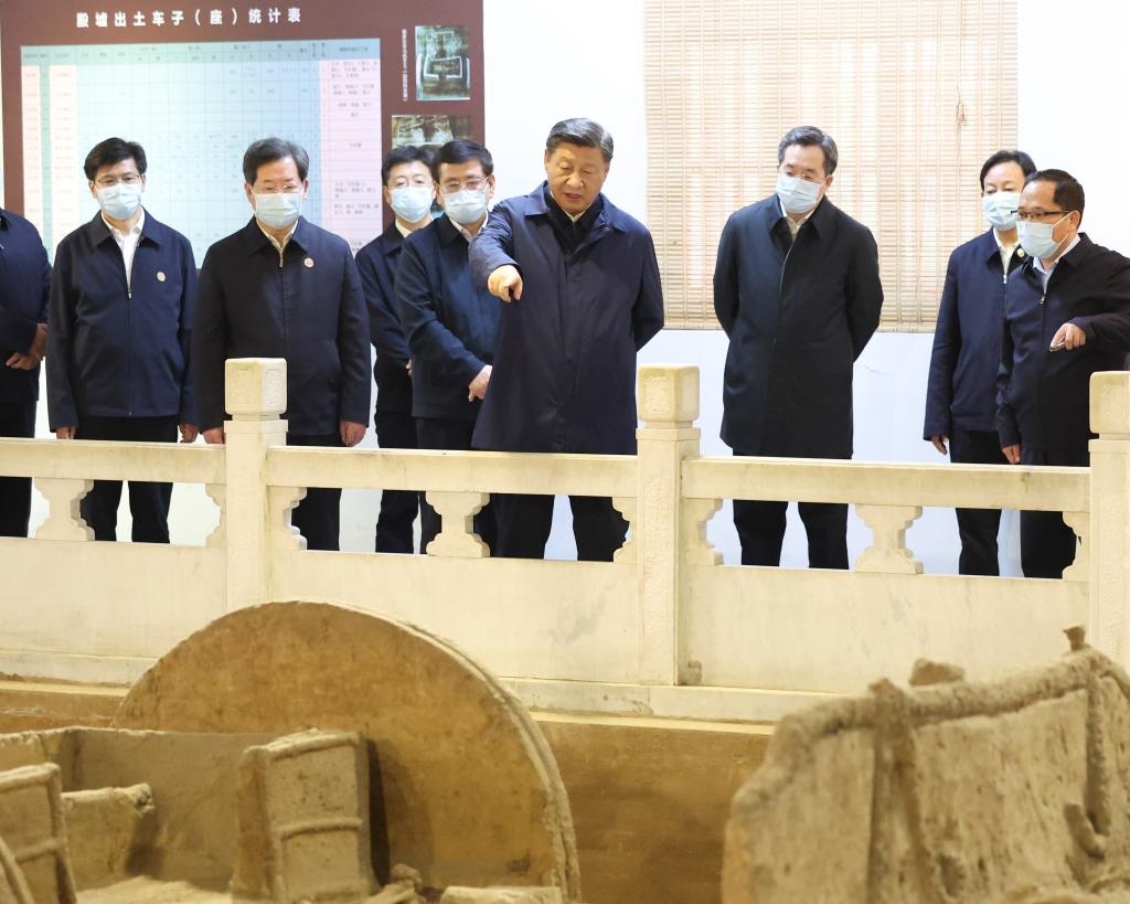 2022年10月26日至28日，中共中央總書記、國家主席、中央軍委主席習(xí)近平在陜西省延安市、河南省安陽市考察。這是28日下午，習(xí)近平在安陽市殷墟遺址考察。新華社記者 丁林 攝