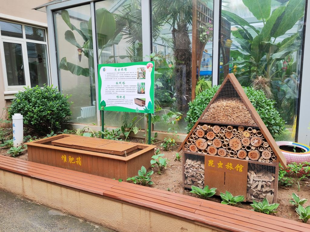 7月14日，大連市甘井子區(qū)實(shí)驗(yàn)小學(xué)“識(shí)嫣園”里的堆肥箱。新華社記者張博群攝