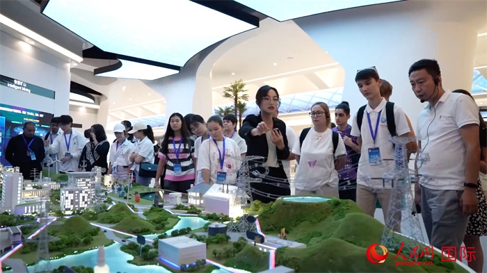 “上合小記者”在華為北京研究院參觀。實(shí)習(xí)生 方明軒攝