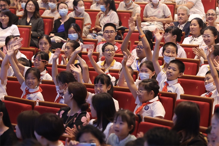 觀看演出的中小學(xué)生。中外語言交流合作中心供圖