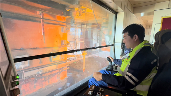 國家電投內(nèi)蒙古公司南露天煤礦裝車站司機(jī)石繼立的操縱下，一次性60噸的煤炭穩(wěn)穩(wěn)裝入車廂。人民網(wǎng) 金洪花攝