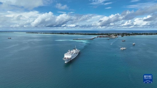 7月22日，中國(guó)海軍“和平方舟”號(hào)醫(yī)院船結(jié)束基里巴斯訪問，駛離塔拉瓦港。新華社發(fā)（桂江波 攝）