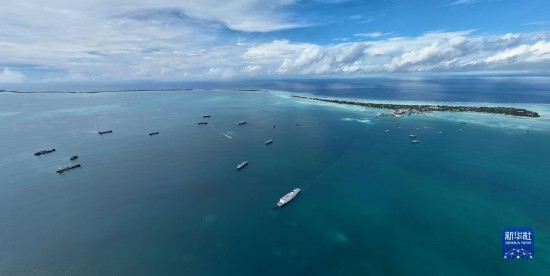 7月22日，中國(guó)海軍“和平方舟”號(hào)醫(yī)院船結(jié)束基里巴斯訪問，駛離塔拉瓦港。新華社發(fā)（桂江波 攝）