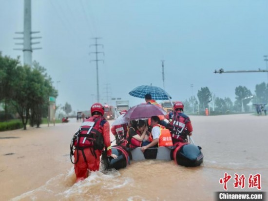 湖北咸寧消防營(yíng)救疏散被困民眾 朱燕林 攝