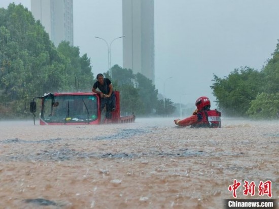 湖北咸寧暴雨引發(fā)內(nèi)澇，消防營(yíng)救疏散民眾 朱燕林 攝
