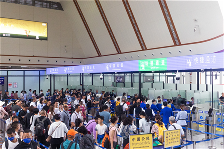 7月22日，乘坐中老鐵路國際旅客列車的旅客在磨憨邊檢大廳排隊候檢。衛(wèi)海林 攝