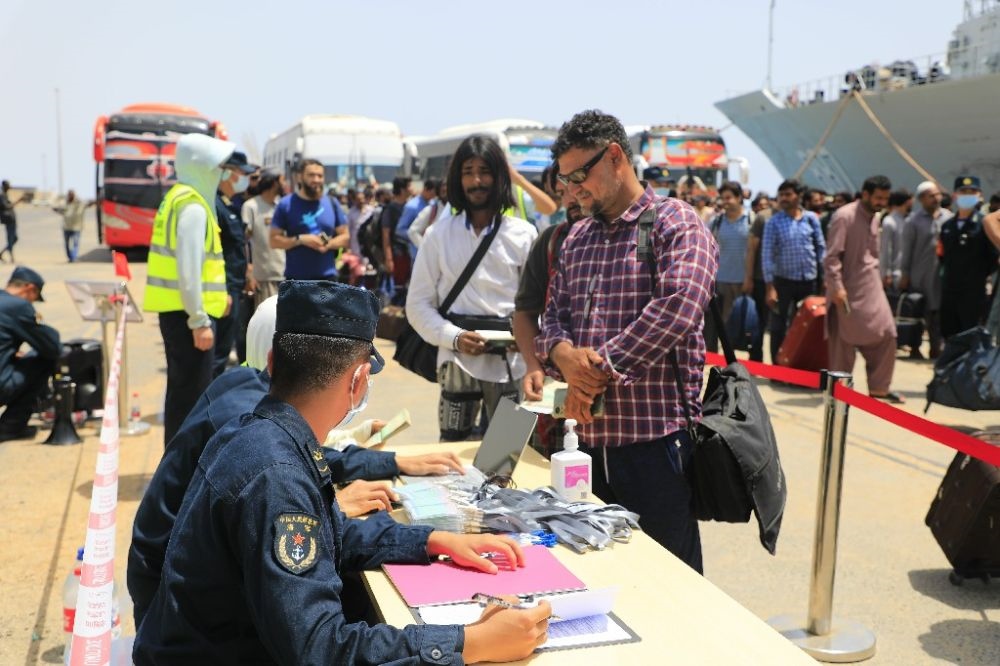 ↑2023年4月28日，從蘇丹撤離的外籍人員準(zhǔn)備登艦。新華社發(fā)（李怡諾攝）