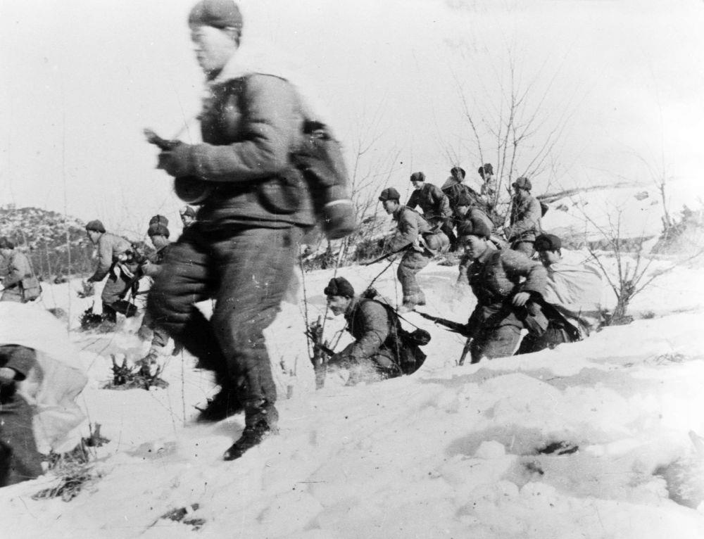△中國人民志愿軍戰(zhàn)士向美軍進(jìn)攻的情形（1951年攝）。