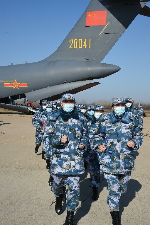 ↑2020年2月17日，一批軍隊(duì)支援湖北醫(yī)療隊(duì)員抵達(dá)武漢天河機(jī)場(chǎng)。新華社記者 黎云 攝