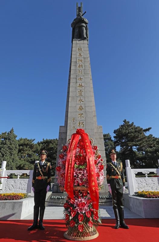 △2020年10月23日紀(jì)念中國人民志愿軍抗美援朝出國作戰(zhàn)70周年大會召開前，以習(xí)近平總書記名義敬獻(xiàn)花籃儀式在遼寧沈陽抗美援朝烈士陵園、丹東抗美援朝紀(jì)念塔等地隆重舉行。圖為在遼寧沈陽抗美援朝烈士陵園舉行的敬獻(xiàn)花籃儀式。