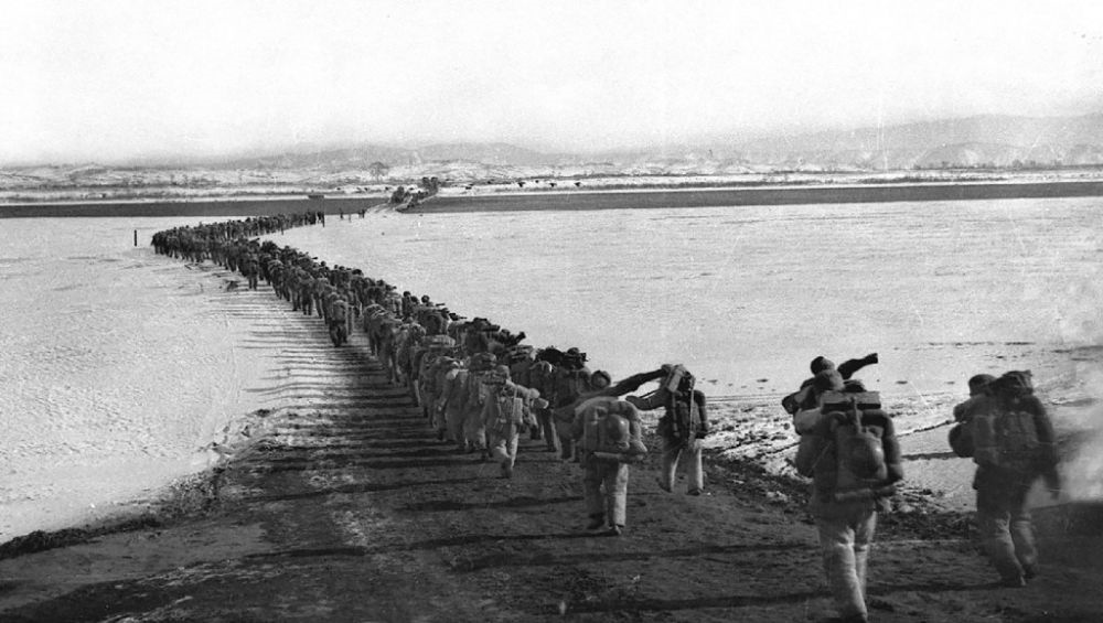 ↑1950年10月19日，中國(guó)人民志愿軍雄赳赳、氣昂昂跨過(guò)鴨綠江，和朝鮮人民一道共同抗擊侵略者。新華社發(fā)（黎民 攝）
