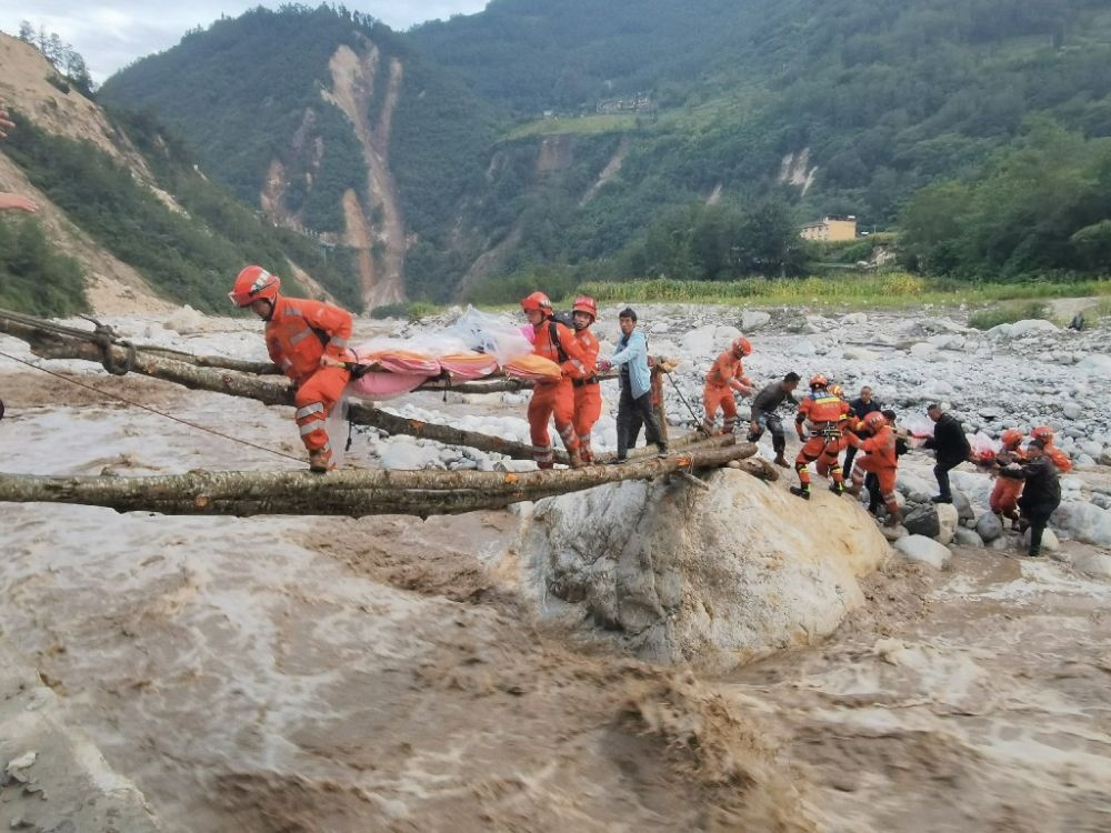 ↑2022年9月5日，武警四川總隊(duì)機(jī)動(dòng)第二支隊(duì)官兵在甘孜州瀘定縣磨西鎮(zhèn)磨子溝村搭建臨時(shí)木橋轉(zhuǎn)移被困群眾（手機(jī)照片）。新華社發(fā)（洪福樂(lè) 攝）