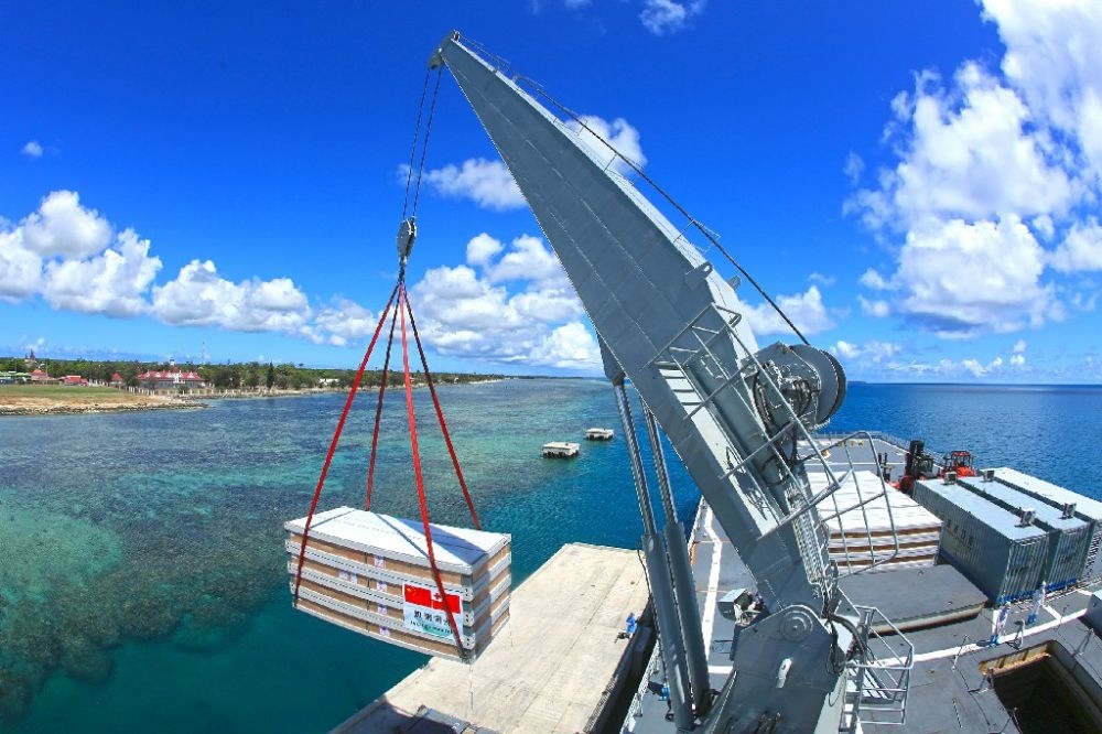 ↑赴湯加執(zhí)行運(yùn)送救災(zāi)物資任務(wù)的中國(guó)海軍艦艇編隊(duì)在努庫(kù)阿洛法港卸載移動(dòng)板房（2022年2月19日攝）。新華社發(fā)（薛成清 攝）