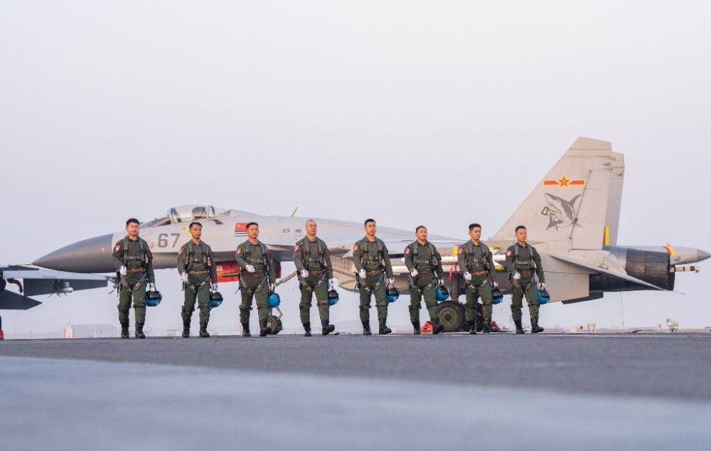↑海軍航空大學(xué)某基地艦載機(jī)飛行教官群體（2021年12月11日攝）。新華社發(fā)（萬(wàn)全 攝）