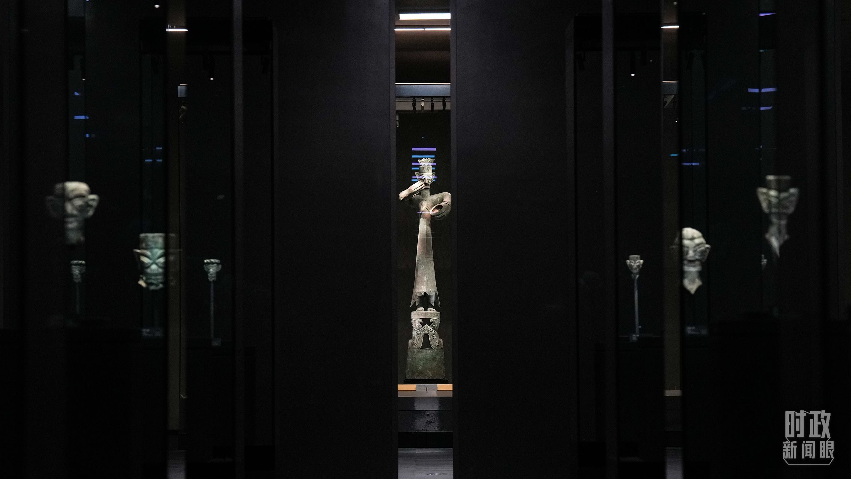 △三星堆出土的青銅大立人像。（總臺國廣記者李晉拍攝）