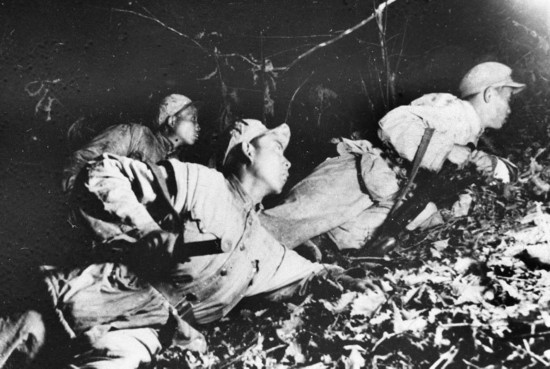 在1952年秋季的上甘嶺戰(zhàn)役中，堅(jiān)守在坑道里的戰(zhàn)士準(zhǔn)備夜間出擊。新華社發(fā)（資料照片）