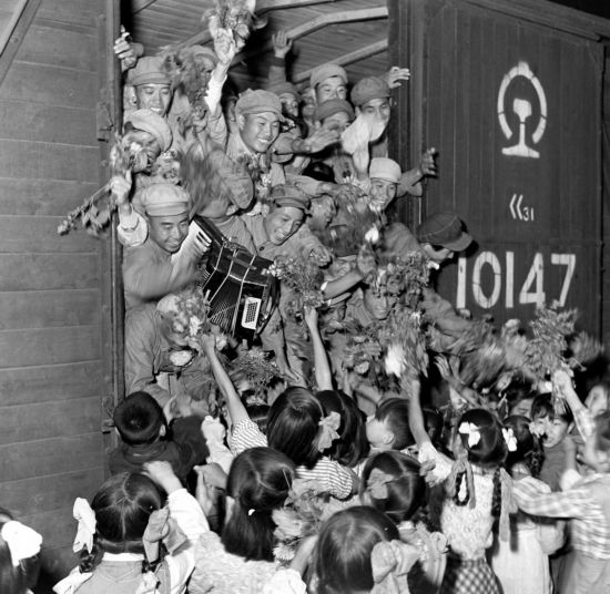 1954年，中國人民志愿軍歸國部隊(duì)抵達(dá)安東（今遼寧丹東），受到少先隊(duì)員的熱烈歡迎。新華社記者 王純德攝