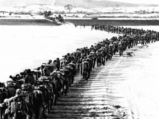 1950年，美帝國主義把侵略的戰(zhàn)火燒到了鴨綠江邊。為保家衛(wèi)國，中國人民的優(yōu)秀兒女組織起志愿軍，跨過鴨綠江，與朝鮮軍民一道英勇打擊美國侵略軍。新華社發(fā)（資料照片）