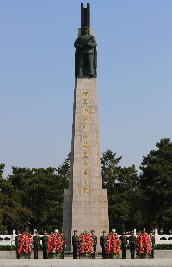 2022年9月30日，遼寧省暨沈陽市向烈士紀(jì)念碑敬獻(xiàn)花籃儀式在沈陽抗美援朝烈士陵園紀(jì)念碑廣場舉行。新華社記者 楊青 攝