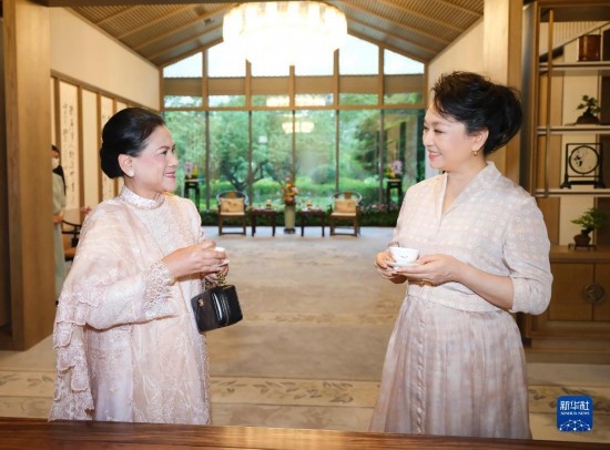  7月27日下午，國家主席習(xí)近平夫人彭麗媛在四川成都會見陪同印度尼西亞總統(tǒng)佐科來華出席第31屆世界大學(xué)生夏季運(yùn)動會開幕式并訪華的總統(tǒng)夫人伊莉亞娜。這是彭麗媛邀請伊莉亞娜觀看茶藝表演，并同伊莉亞娜親切茶敘。新華社記者 丁林 攝