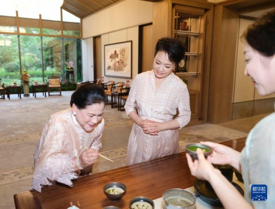 7月27日下午，國家主席習(xí)近平夫人彭麗媛在四川成都會見陪同印度尼西亞總統(tǒng)佐科來華出席第31屆世界大學(xué)生夏季運(yùn)動會開幕式并訪華的總統(tǒng)夫人伊莉亞娜。這是彭麗媛邀請伊莉亞娜觀看茶藝表演，并同伊莉亞娜親切茶敘。新華社記者 丁林 攝
