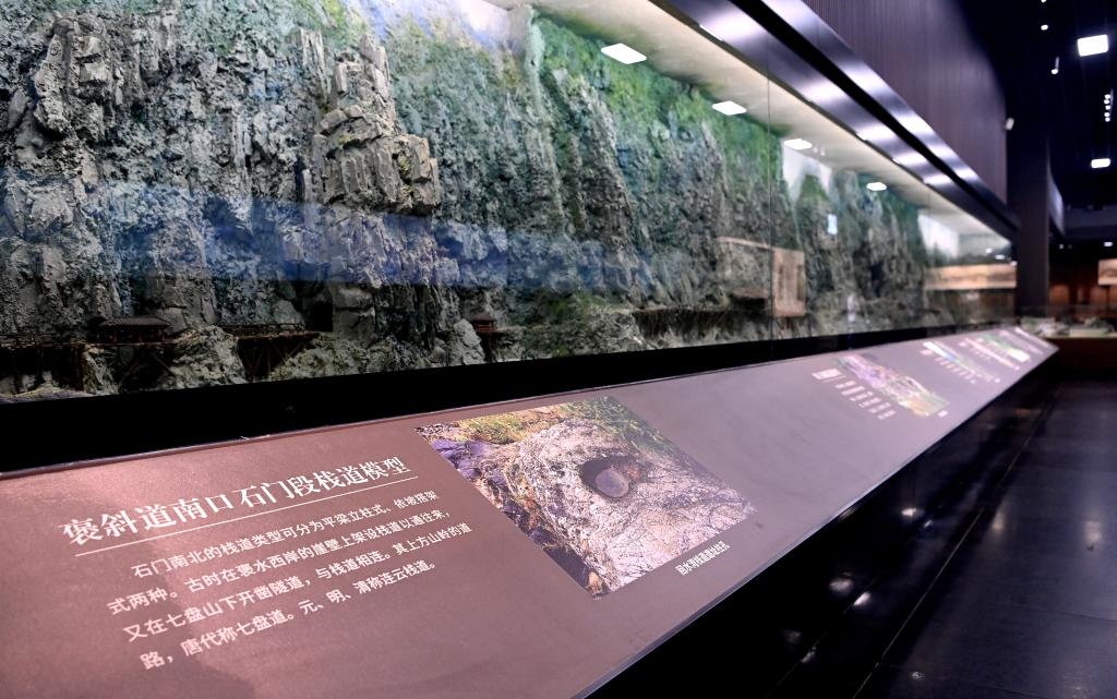 近日拍攝的陜西省漢中市博物館褒斜古棧道陳列室。新華社記者 劉瀟 攝