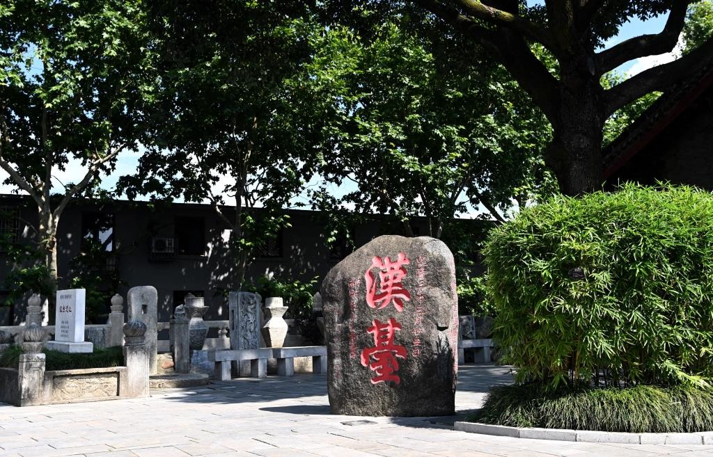 近日拍攝的陜西省漢中市博物館內(nèi)的“漢臺”石碑。新華社記者 劉瀟 攝
