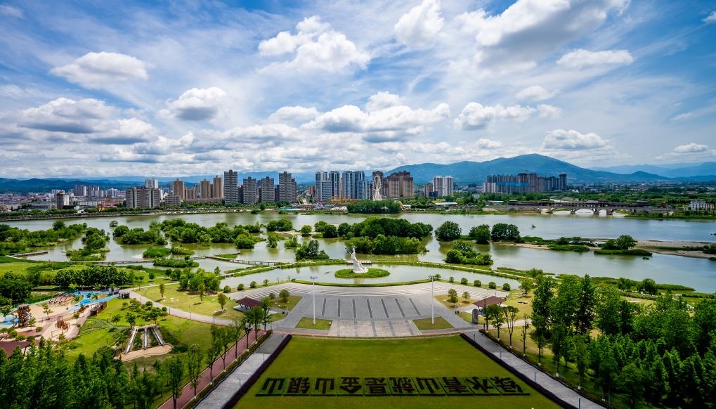 4月30日拍攝的天漢濕地公園景色。新華社發(fā)（李偉 攝）