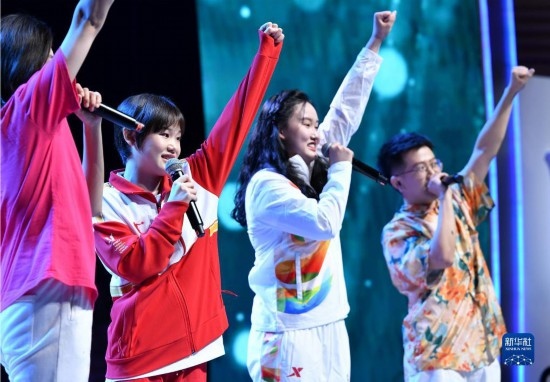 7月29日，中國運(yùn)動員張家齊（左二）在聯(lián)歡會現(xiàn)場演唱。新華社記者 張端 攝