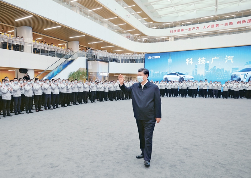 2023年4月10日至13日，中共中央總書記、國家主席、中央軍委主席習(xí)近平在廣東考察。這是12日下午，習(xí)近平在廣汽研究院向職工們揮手致意。 新華社記者 鞠鵬/攝