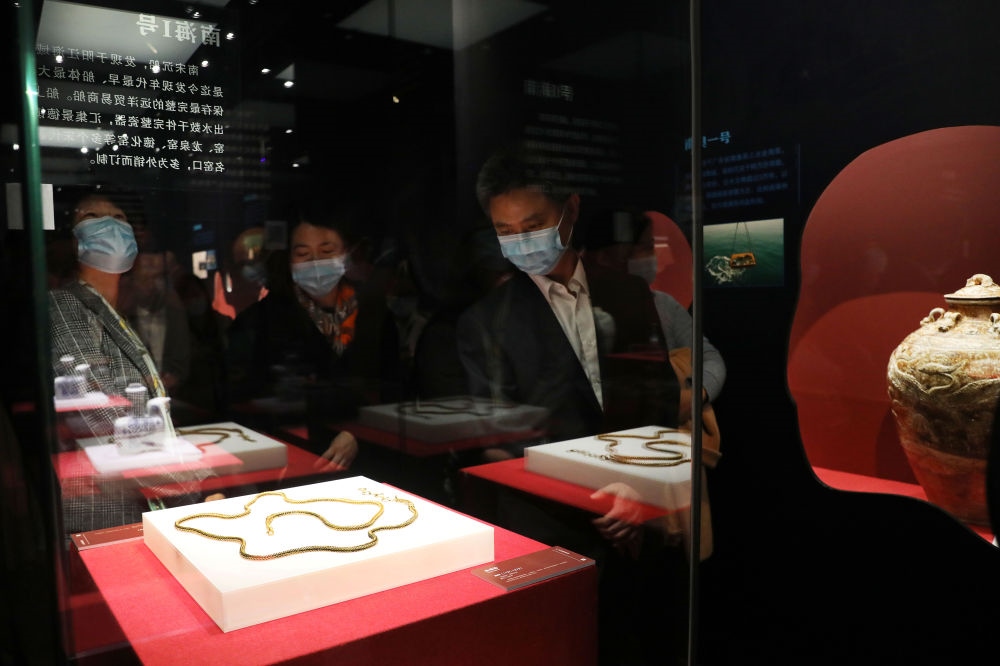 參觀者在上海臨港新城的中國(guó)航海博物館航海文物展上的“南海一號(hào)”出水的宋代金項(xiàng)飾展柜前駐足觀看（2020年12月28日攝）。新華社記者 方喆 攝