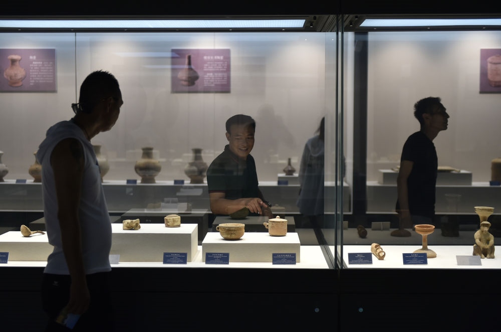 游人在廣西合浦縣漢代文化博物館內(nèi)參觀（2019年5月24日攝）。新華社記者 魯鵬 攝