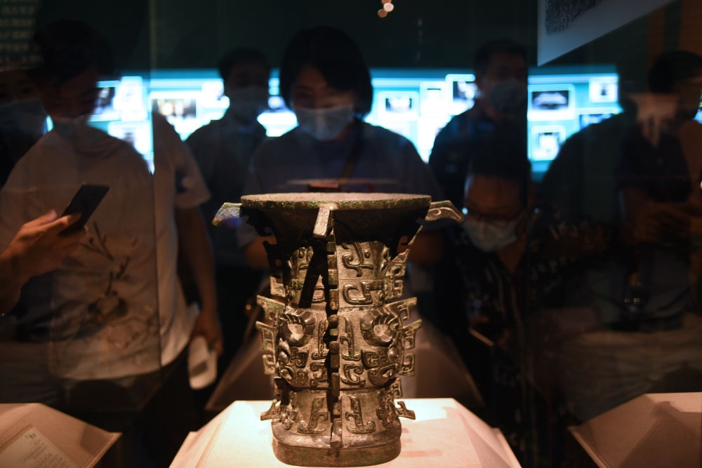 觀眾在北京中國(guó)國(guó)家博物館“宅茲中國(guó)——寶雞出土青銅器與金文精華”展上參觀西周早期禮器何尊（2020年8月14日攝）。新華社記者 金良快 攝
