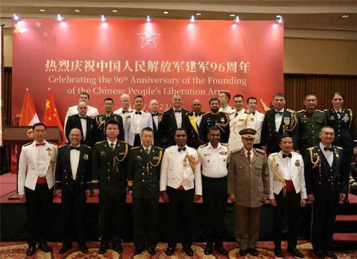 圖為徐勝武官與參加招待會的各國武官、武官處代表合影。中國駐印度尼西亞使館供圖