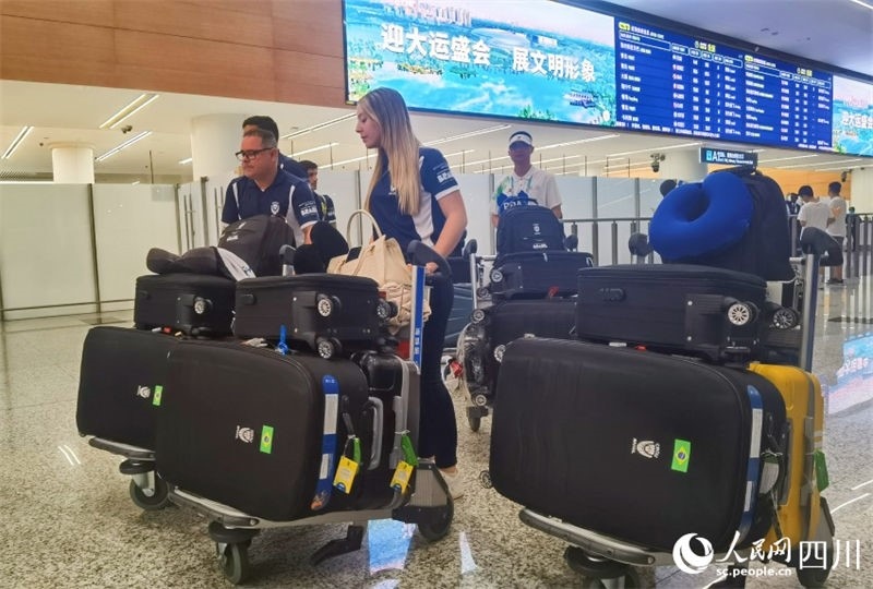 圖為取完行李的巴西代表團(tuán)成員。人民網(wǎng)記者 王洪江攝