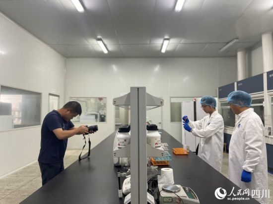 記者在位于成都市大邑縣的海光食品有限公司進(jìn)行采訪。人民網(wǎng)記者 何旭攝