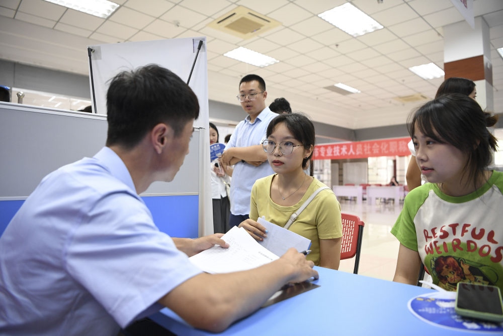 2023年7月29日，“揚(yáng)就業(yè)之帆，啟夢想之旅”2023年寧夏（銀川）離校未就業(yè)高校畢業(yè)生招聘會(huì)在寧夏（銀川）人力資源服務(wù)產(chǎn)業(yè)園舉行。求職者（右）在招聘會(huì)現(xiàn)場與用人單位交流。新華社記者 馮開華 攝