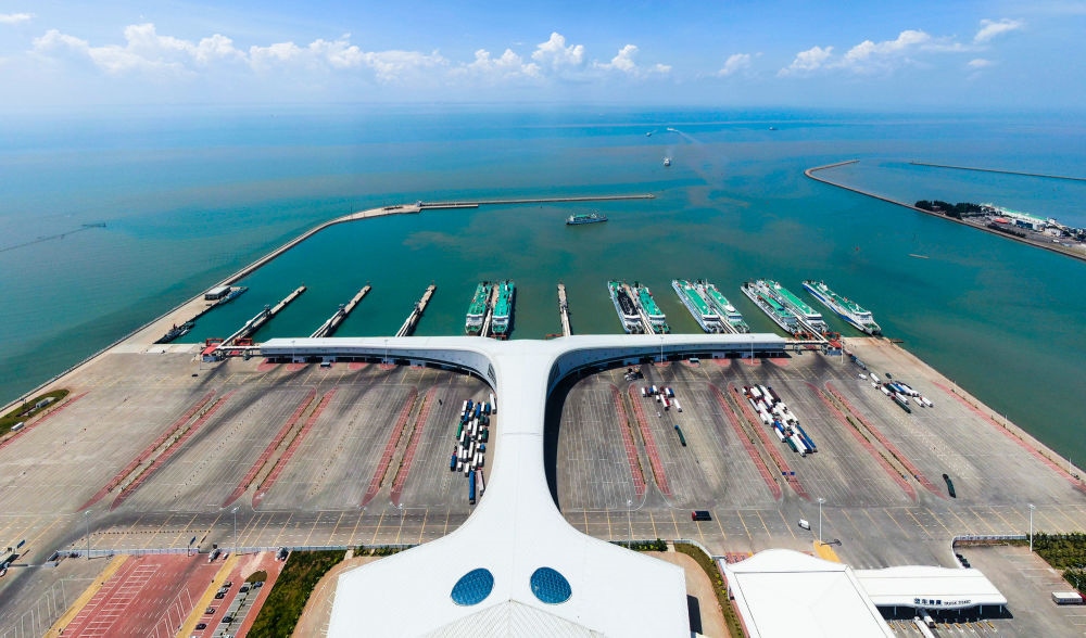 廣東省湛江市徐聞港風(fēng)光（2023年5月26日攝，無人機(jī)照片）。徐聞港是瓊州海峽北岸最主要的客貨運(yùn)輸港口，是連接粵港澳大灣區(qū)與海南自由貿(mào)易港的重要港口。新華社記者 鄧華 攝