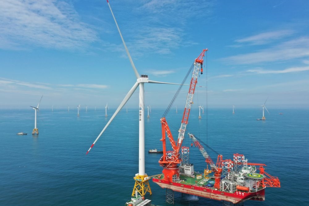 2023年6月28日拍攝的全球首臺(tái)16兆瓦海上風(fēng)電機(jī)組吊裝現(xiàn)場（無人機(jī)照片）。新華社記者 林善傳 攝