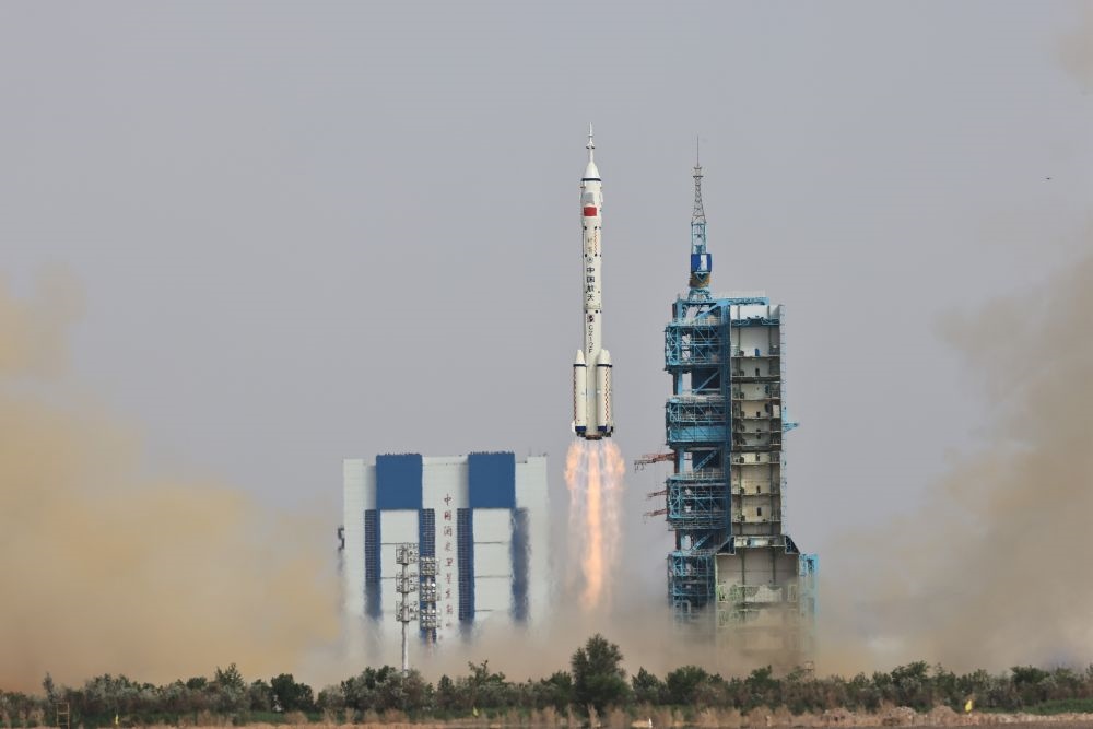 2023年5月30日，搭載神舟十六號(hào)載人飛船的長征二號(hào)F遙十六運(yùn)載火箭在酒泉衛(wèi)星發(fā)射中心點(diǎn)火發(fā)射。新華社記者 李剛 攝