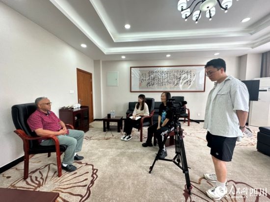記者在成都紡織高等?？茖W(xué)校進(jìn)行采訪。人民網(wǎng)記者 王波攝