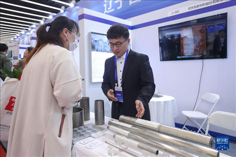 4月8日，參展商在2023中國中小企業(yè)發(fā)展大會“專精特新”中小企業(yè)展覽會上向觀眾介紹產(chǎn)品。新華社記者 龍雷 攝