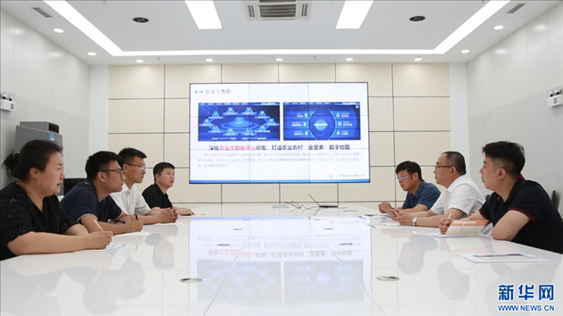 相關(guān)部門工作人員來到遼寧牧龍科技有限公司，了解企業(yè)訴求。新華網(wǎng)丁成玉攝