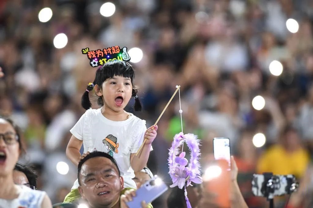 6月23日，一名小朋友在場(chǎng)邊觀賽。（新華社記者 楊文斌 攝）