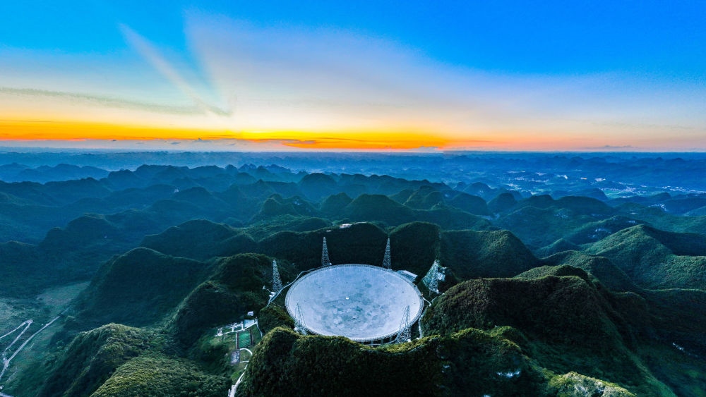 2022年7月21日，霞光中的“中國(guó)天眼”（維護(hù)保養(yǎng)期間拍攝）。新華社記者 歐東衢 攝